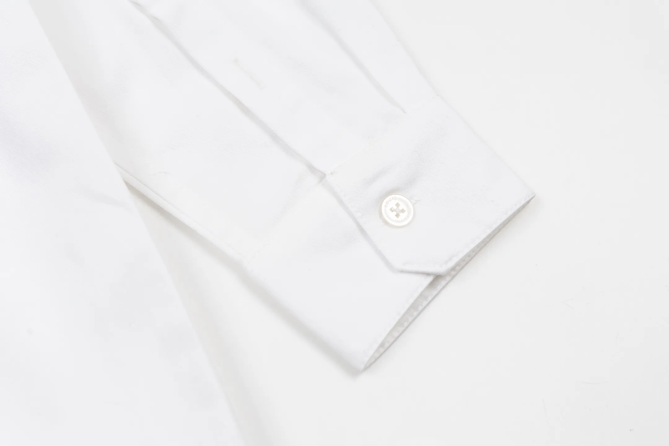 🅿️500 1v 25SS embossed three-dimensional embossed long-sleeved shirt. The fabric is made of twill fabric. The twill pattern on the front of the fabric is obvious, and single yarn is used in both warp and weft directions. This structure gives the surface of the fabric a three-dimensional twill texture, which is high in density and soft to the touch, and has better wear resistance than plain fabrics. The material is naturally soft, breathable and moisture-absorbent, suitable for close-fitting wear and not easy to irritate the skin. The natural properties of cotton fiber include air retention between fibers and excellent heat resistance. The overall texture of twill fabric is softer and thicker, and the cut is wide and three-dimensional. The twill fabric is thickened to improve support, and combined with embossing technology to form a wear-resistant texture in the pocket area. Combining Monogram embossing with work pockets is achieved through a hot-press embossing process, which not only retains the fineness of the pattern, but also enhances the relief effect on the surface of the fabric. Size:XS-S-M-L